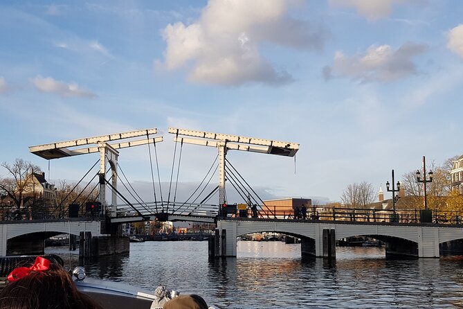 Classic Salonboat Tour in Amsterdam Including Cheese and Wine - Exploring Amsterdams Iconic Landmarks