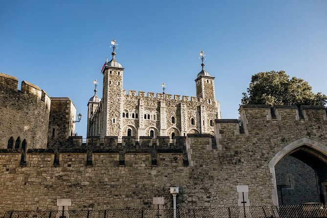 Early Access Tower of London Tour With Opening Ceremony & Cruise - Admiring the Crown Jewels