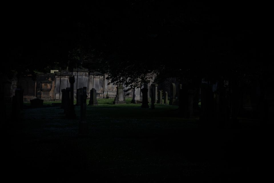 Edinburgh: Underground Vaults and Graveyard Evening Tour - Explore the Underground Vaults