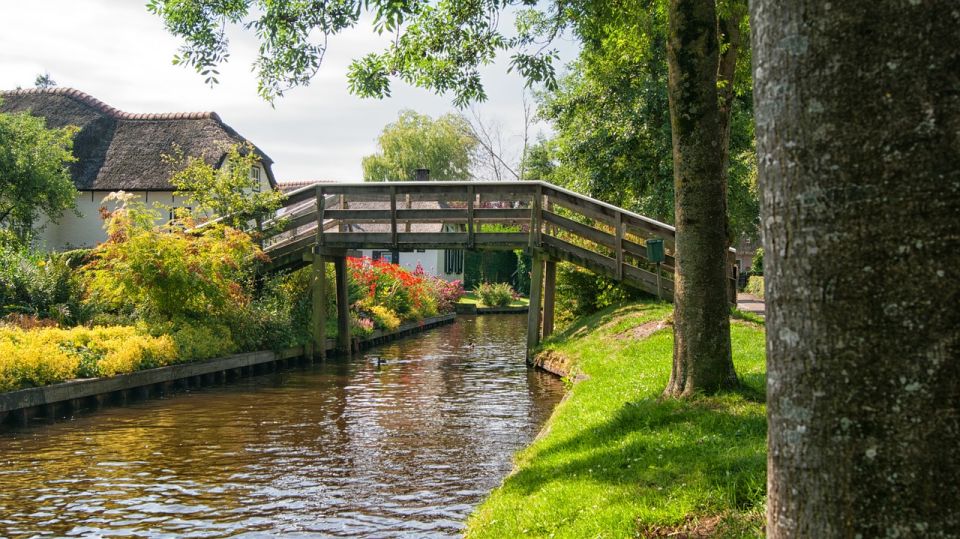 From Amsterdam: Keukenhof Gardens and Giethoorn Tour - Itinerary Highlights