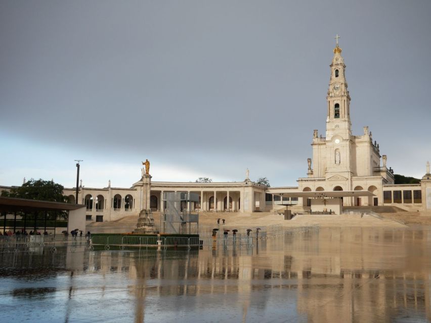 From Lisbon: Van Tour to Fatima, Nazare and Obidos - Pickup and Transport