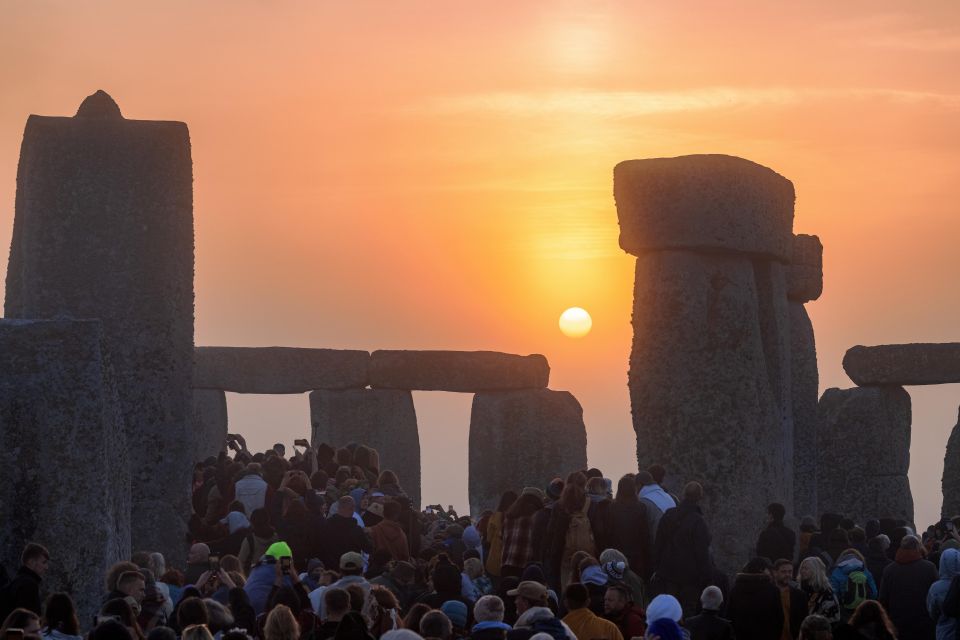 From London: Stonehenge Summer Solstice Sunset Tour (Jun 20) - Celebration at Stonehenge