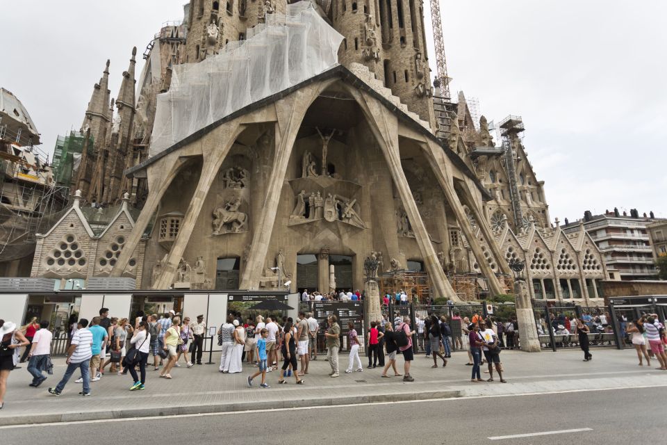 Gaudis Masterpieces Private Tour in Barcelona - Itinerary and Highlights