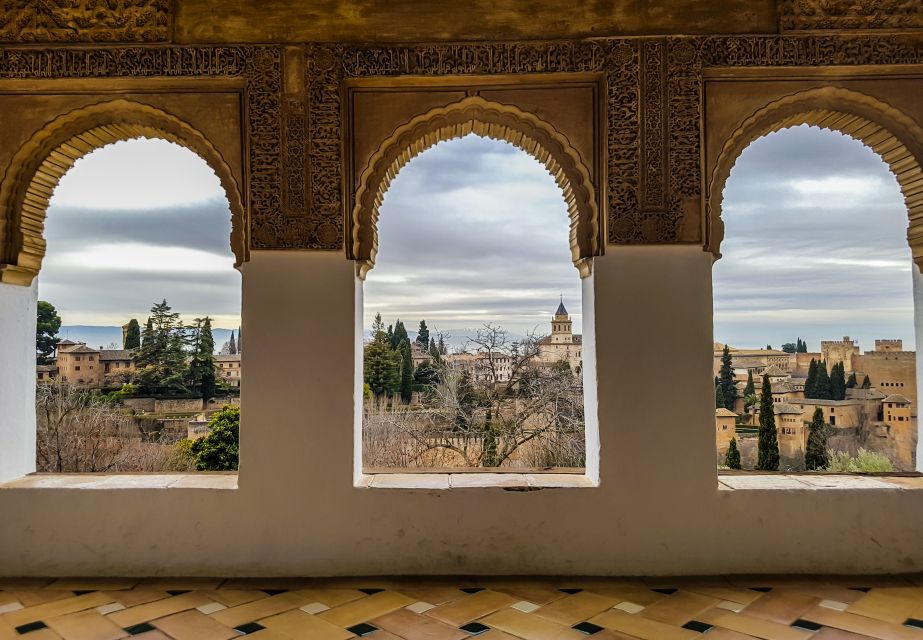 Granada: Private Fast-Track Alhambra and Albaicin Tour - Exploring Generalife