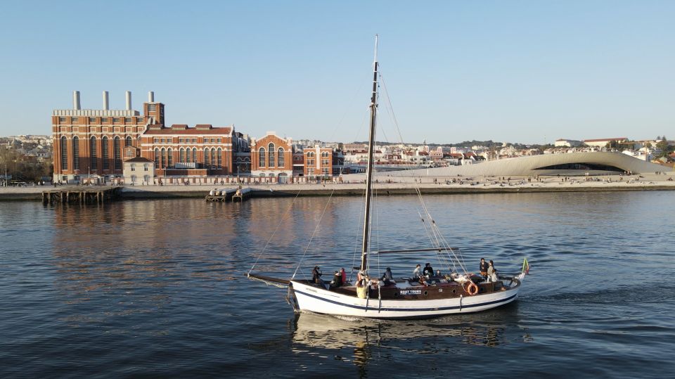 Lisbon: Sunset Tour Aboard a 1949 Traditional Boat - Itinerary & Highlights