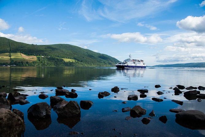 Loch Ness 1-Hour Cruise With Urquhart Castle Views - Admiring the Natural Surroundings