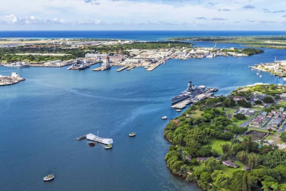 Oahu: Pearl Harbor Battleship & Helicopter Tour - Visiting the Arizona Memorial