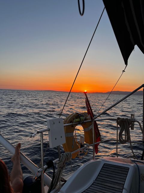 Palma De Mallorca: Sailboat Dinner and Movie Night - Included Services