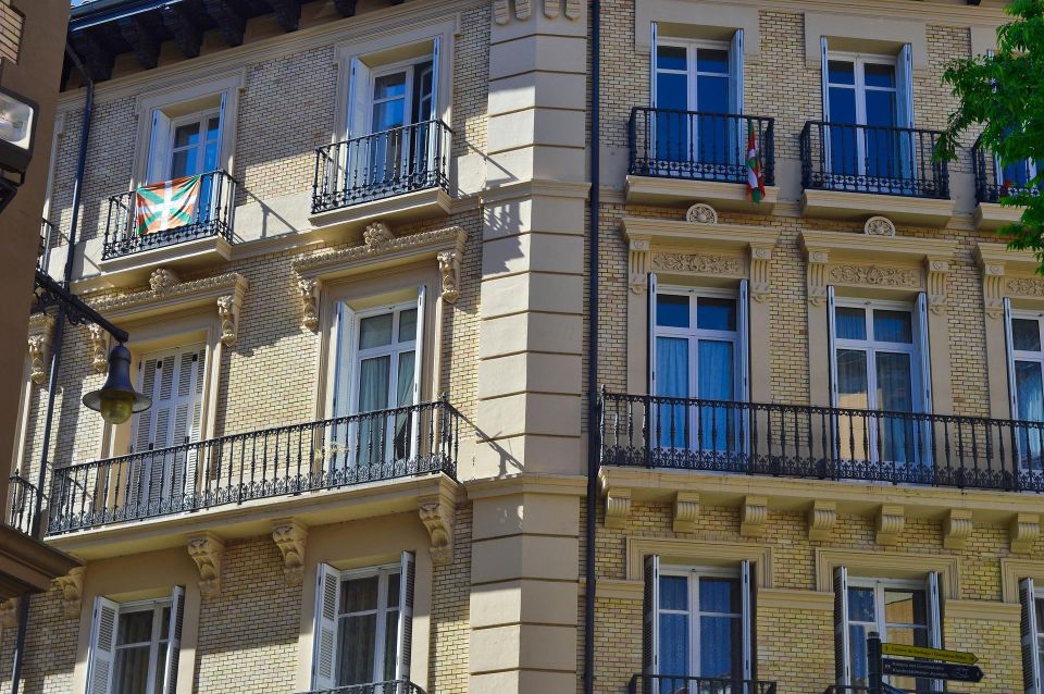 Pamplona - Private Historic Walking Tour - Navarra Palace and Monument