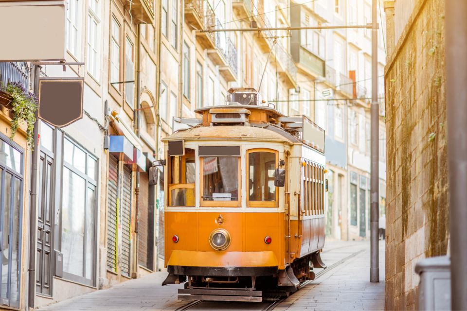 Porto: First Discovery Walk and Reading Walking Tour - Itinerary and Highlights