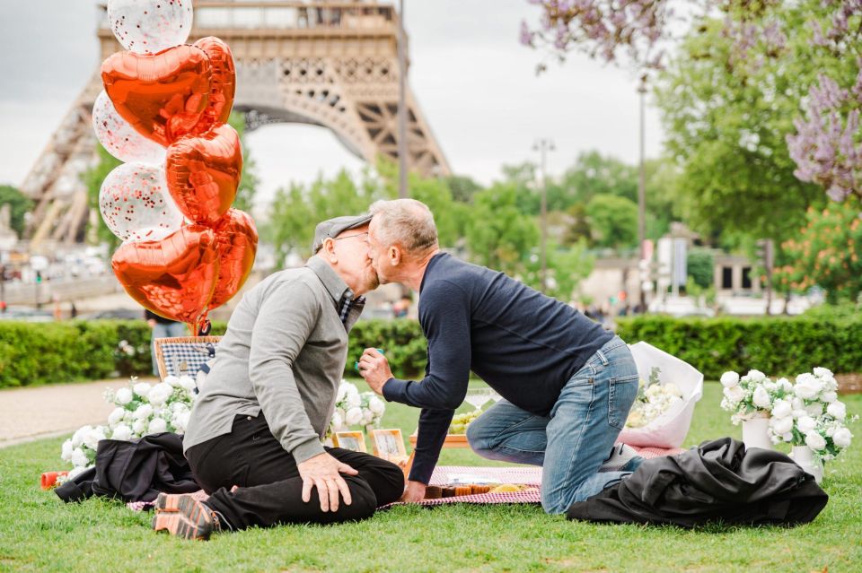 Proposal Picnic Paris / Lgbtqia+ / Paris Proposal Planner - Eiffel Tower Backdrop