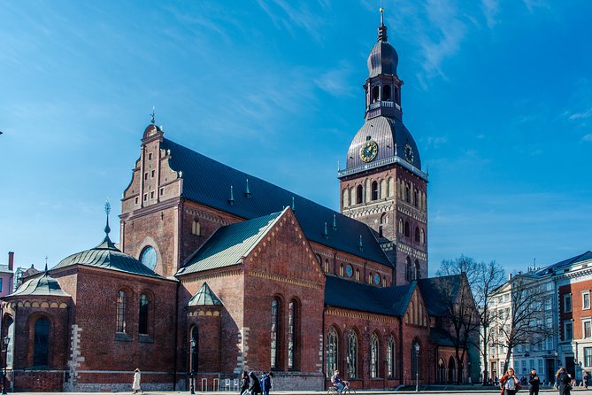 Riga Old Town Walking Tour - Tour Duration and Group Size
