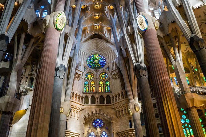 Sagrada Familia: Fast Track Guided Tour With Optional Tower - Meeting and Pickup Details