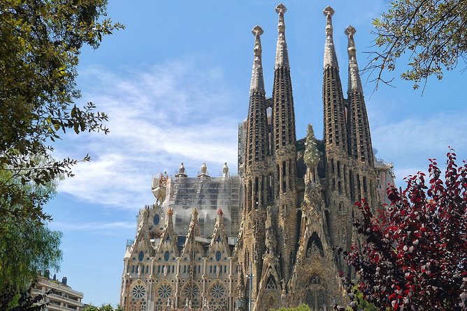 Sagrada Familia: Skip the Line Guided Tour - Meeting Point and Pickup