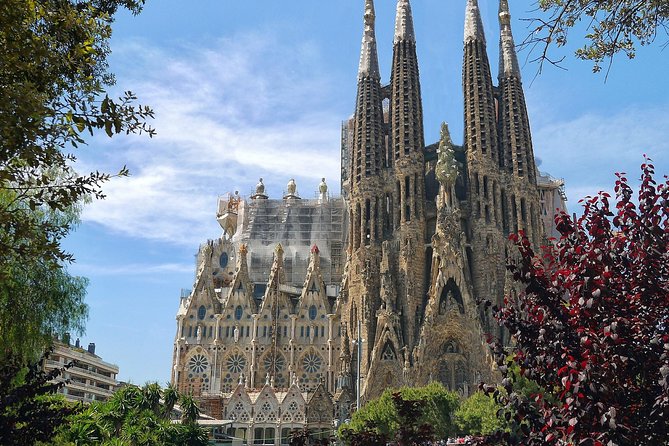 Sagrada Familia Small Group Tour With Skip the Line Ticket - Skip-the-line Admission Process