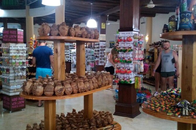 Shopping Tour in Don Lucas Cigar Factory, Rum Tasting, Cocoa Factory, Souvenirs - Premium Rum Tasting Experience