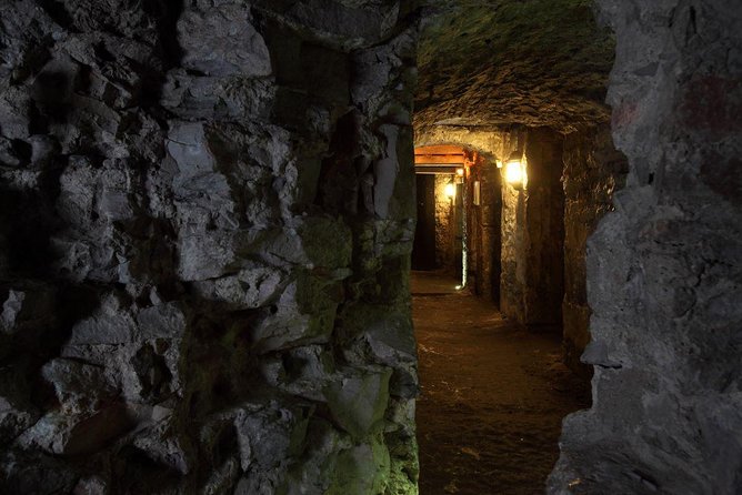 Small Group Edinburgh Night Walking Tour With Underground Vaults - Expert Guide Insights