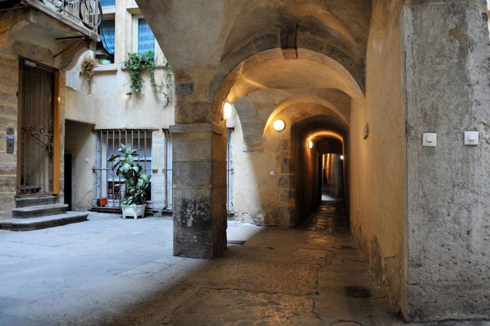 Storytelling Tour of the Vieux-Lyon in English - Immersive Storytelling