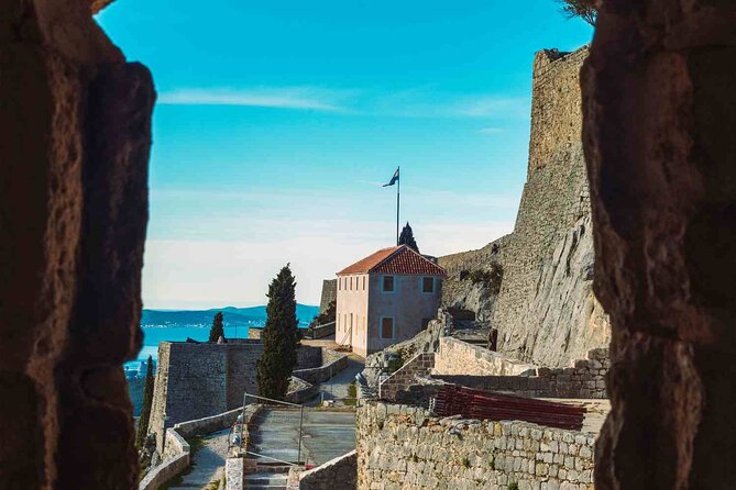 Sunset Klis Fortress Tour From Split With Sightseeing Bus - Tour Features