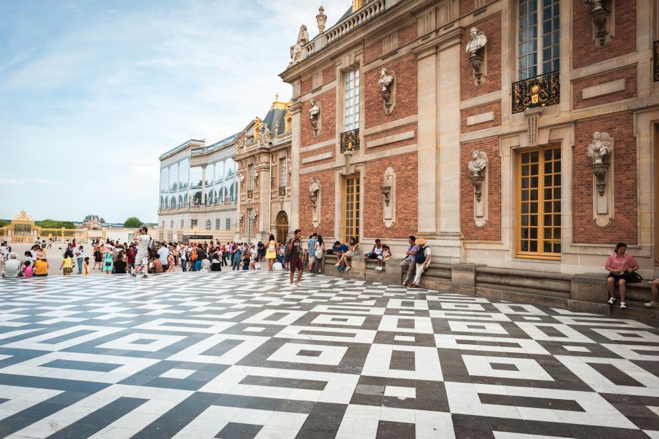 Versailles Bike Tour With Palace & Queen Farm Entrance - Exploring the Farmers Market