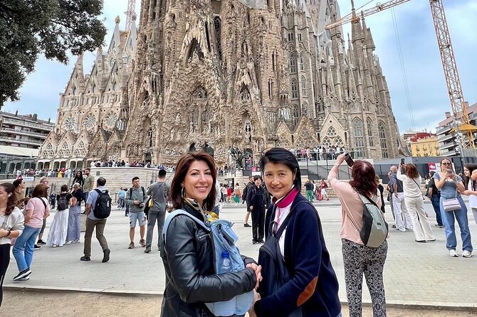 Welcome Private Chauffeured Tour With Licensed Guide - Exploring Park Güell