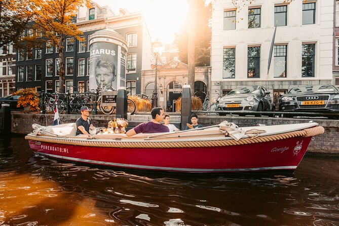 Amsterdam Highlights Small-Group Cruise With Apple Pie, 2 Drinks - Cruise Inclusions and Amenities