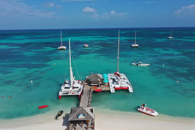 Antilla Shipwreck and Catalina Bay Snorkel Sail - Onboard Amenities and Inclusions