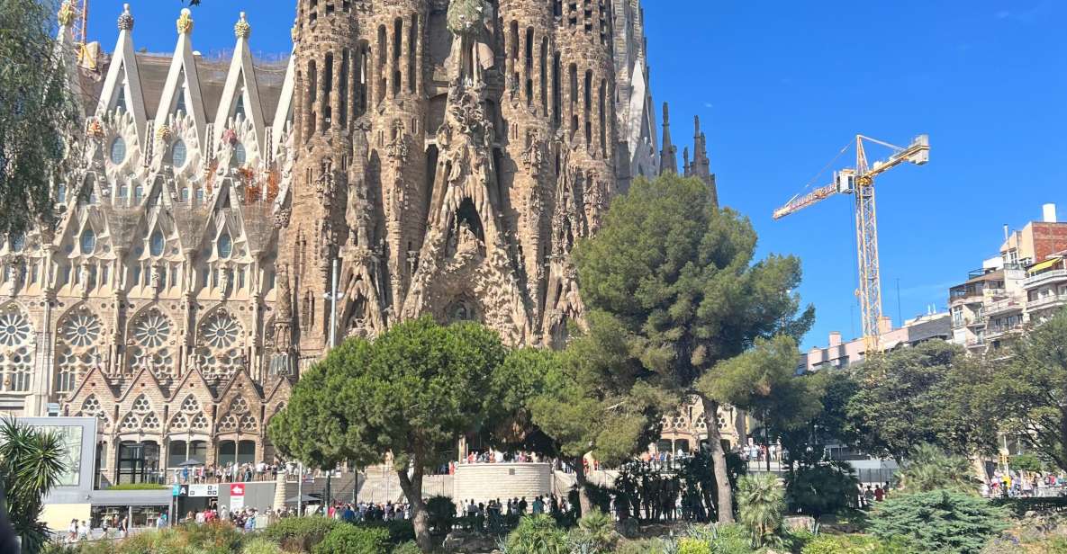 Barcelona - the Jewel of the Mediterranean. 4 Hours - Vibrant Neighborhoods