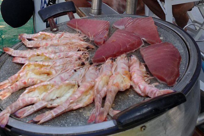 Cinque Terre Lunch Boat Tour - Tour Capacity and Accessibility