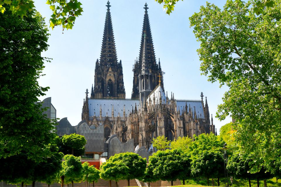 Cologne: First Discovery Walk and Reading Walking Tour - Available Languages and Navigation