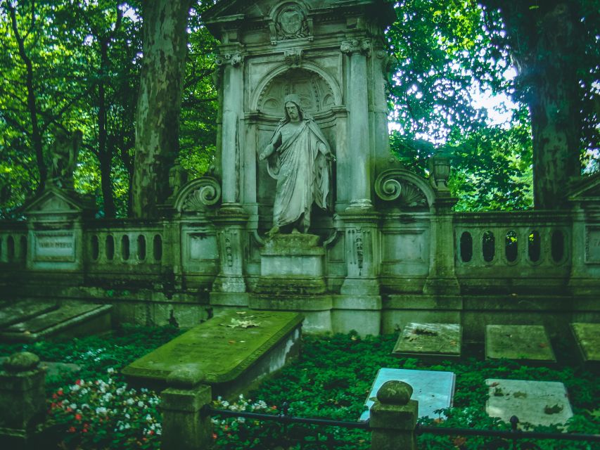 Cologne: Melaten Cemetery With Old Town Private Tour - Exploring Melaten Cemetery