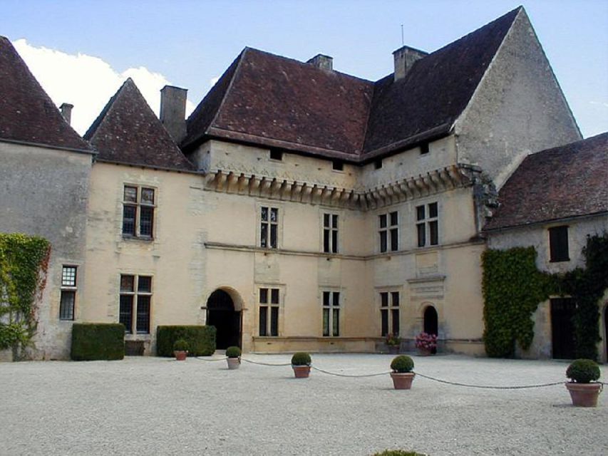 Dordogne: Visit to the Castle of Losse and Its Gardens - Taking in the Grand Logis Decor