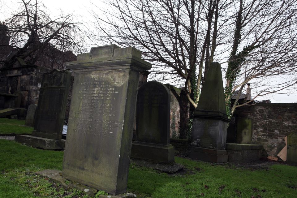 Edinburgh: Underground Vaults and Graveyard Evening Tour - Discover Canongate Graveyard