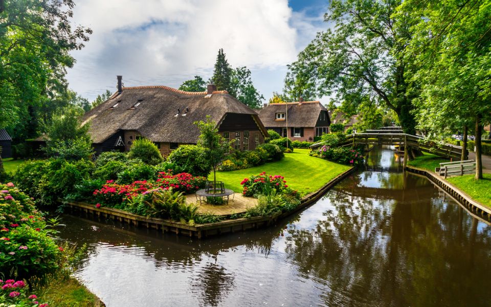 From Amsterdam: Giethoorn Guided Walking Tour and Boat Ride - Itinerary and Schedule