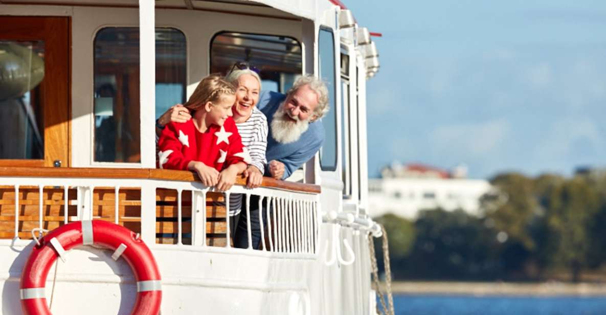 Hamburg: City Cruise on Alster Lake - Famous Landmarks on the Tour