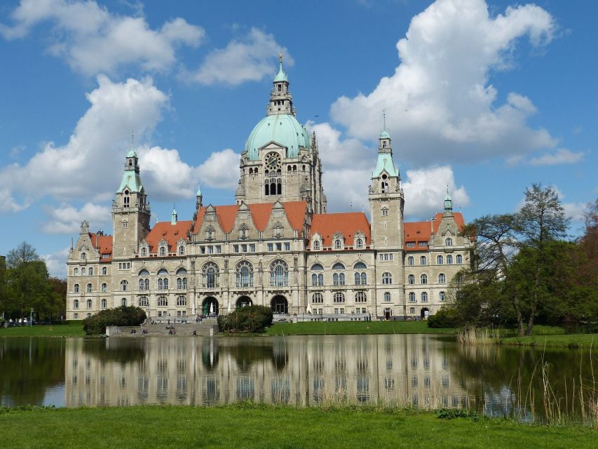 Hannover: Private Guided Walking Tour - The Oskar Winter Fountain Legend