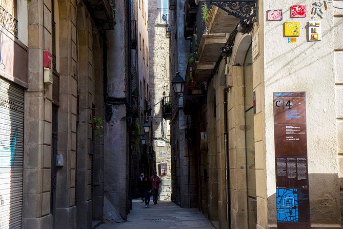 Jewish Quarter of Barcelona Private Tour With Hotel Pick-Up - Exploring the Quarters