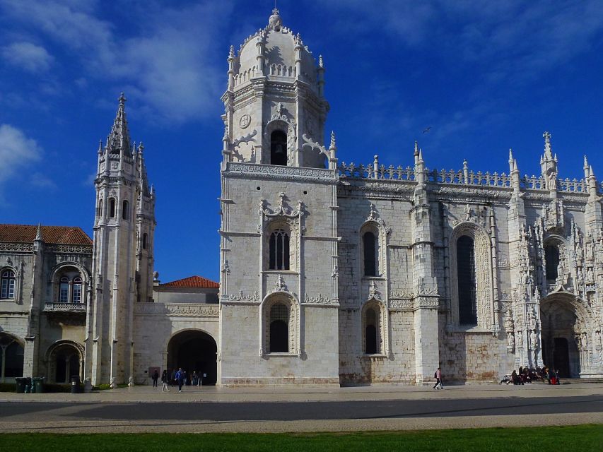 Lisbon: Scenic Sightseeing Private Tour by Minivan - Explore Largo Do Carmo