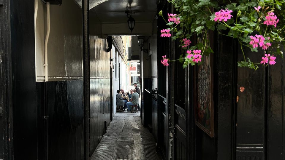 London: Royal Historic Pubs Walking Tour - Exploring the Pub Scene