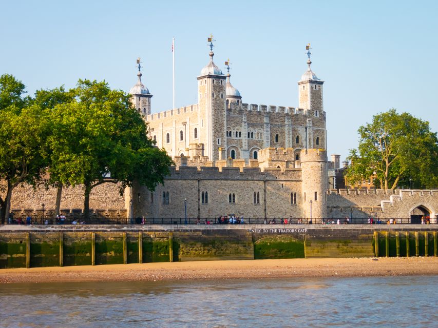 London: Tower of London Guided Tour With Crown Jewels Option - Exploring the Tower Grounds