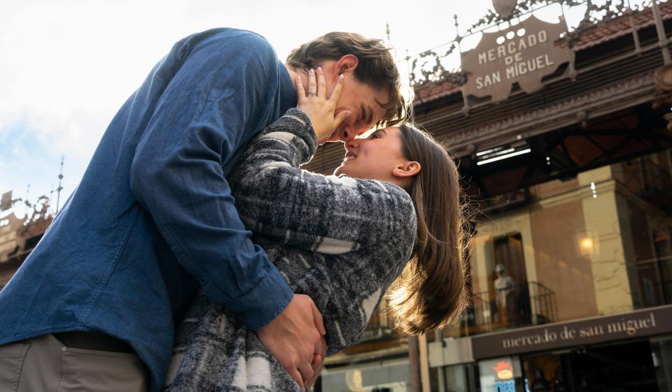 Madrid: Romantic Photoshoot for Couples - Unedited Photo Delivery