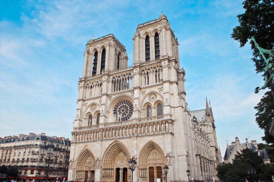 Paris: First Discovery Walk and Reading Walking Tour - Tour Features