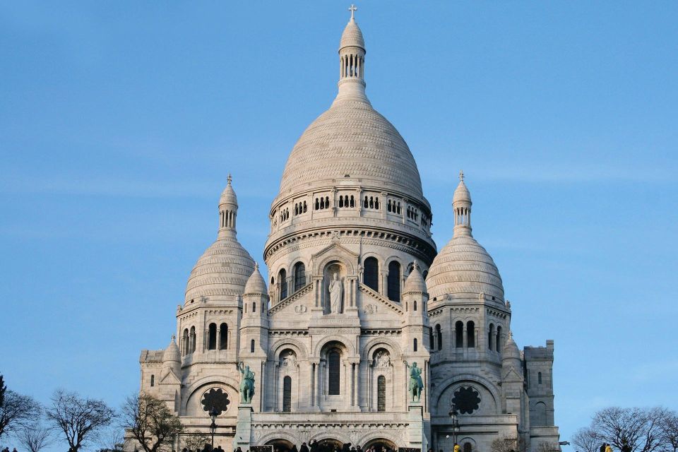 Paris: Sacré-Cœur + Louvre Pyramid Digital Audio Guides - Louvre Pyramid