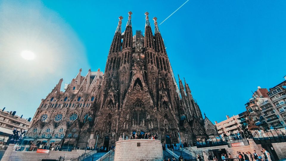 Photo Tour: Barcelona Famous Landmarks - Tour Inclusions