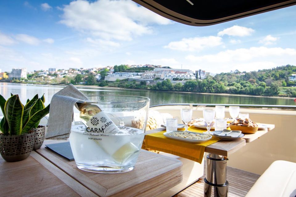 Porto: FULLDAY Private Luxury Yacht in the Douro - Logistics