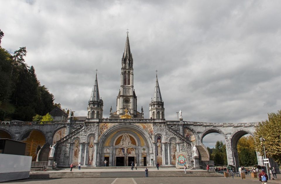 Private Transfer From Barcelona to Lourdes in France - Modern Conveniences in Vehicle