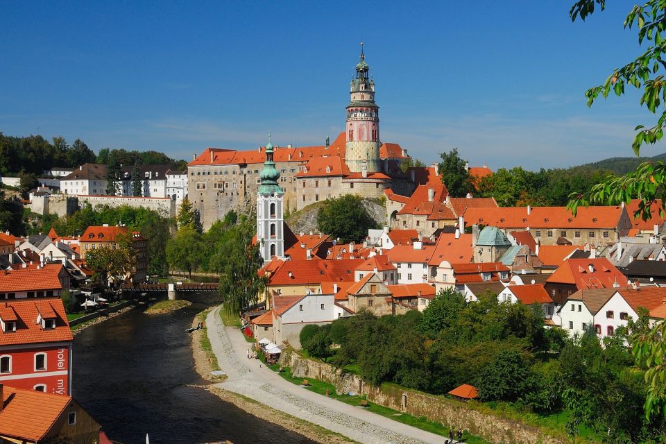 Salzburg: Sightseeing Transfer to Prague via Cesky Krumlov - Exploring Cesky Krumlov Castle