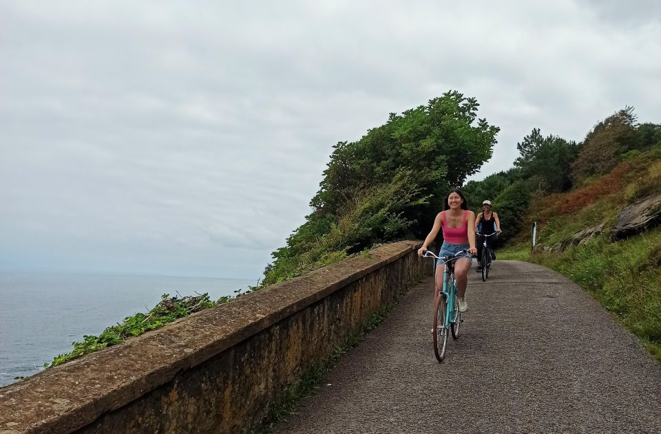 San Sebastian: Discover San Sebastian on a Bike - Bike, Helmet, and Picnic Included