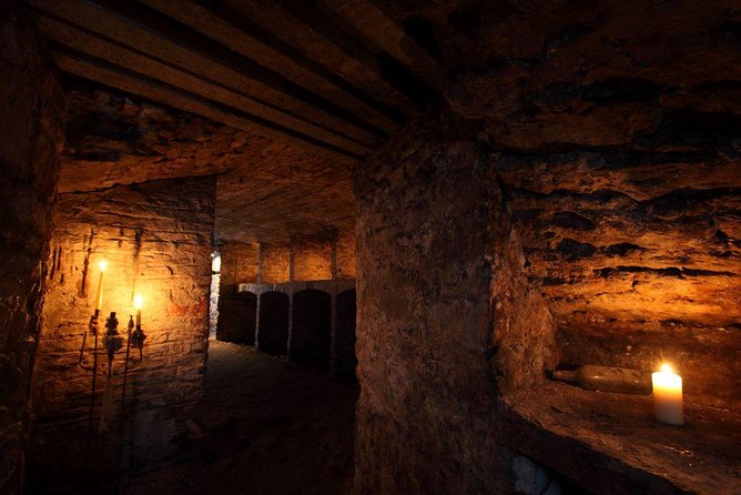 Small Group Edinburgh Night Walking Tour With Underground Vaults - Small Group Experience