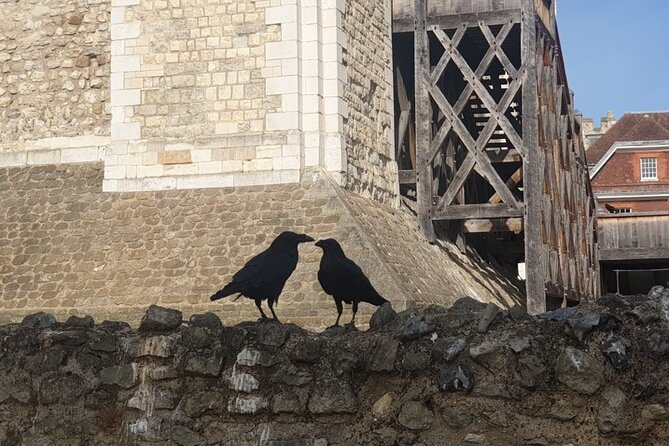 Tower of London Private Walking Tour for Families and Friends - Discovering the Crown Jewels